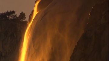 La cascada de fuego ocurre en el Parque Nacional Yosemite en febrero.