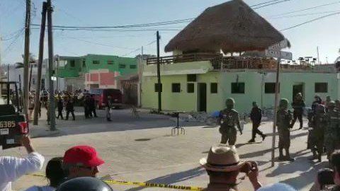 Se desploma techo de restaurante.