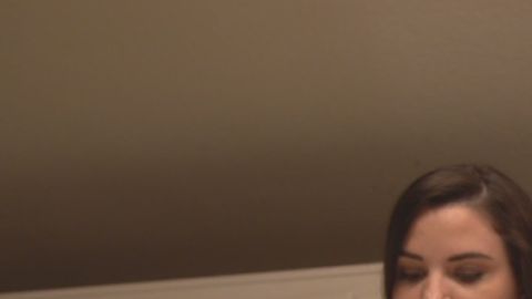 Compran artículos a bajo precio y los venden más caros.