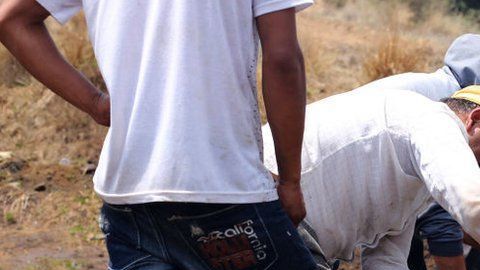 Los "huachicoleros" son las personas que se dedican al robo y comercio de combustibles, principalmente gasolina.