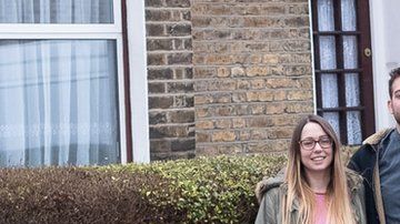 Courtney y Alex McClure, Amy Mitchell y Carl Colston compraran juntos su casa.