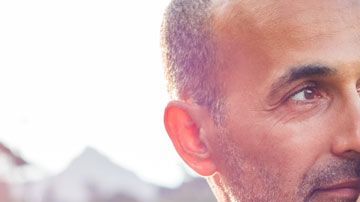 Una variante en el gen receptor de la hormona oxitocina está asociado a un mayor nivel de satisfacción conyugal.