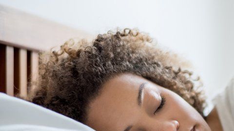 Mucha gente espera el fin de semana para compensar esa falta de sueño durmiendo más de lo habitual.