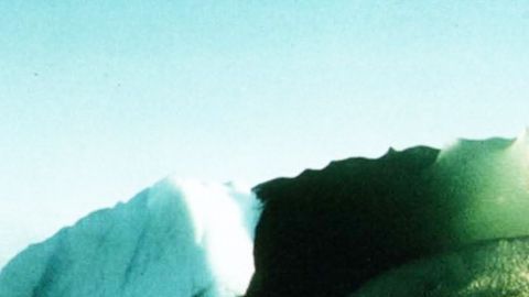 Stephen Warren sospechaba que óxidos de hierro en el hielo le daban un tono verde.