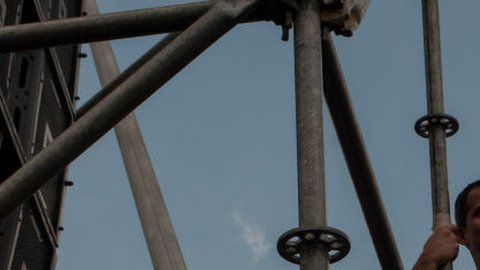 Juan Guaidió saluda a sus simpatizantes en Caracas.