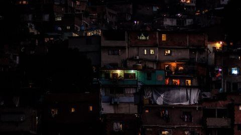 La electricidad regresó a zonas del país.