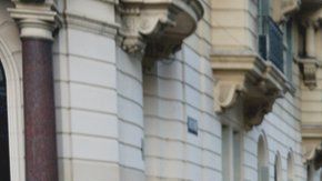 Sofía y la pancarta con la que marchará el viernes.