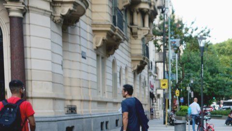 Sofía y la pancarta con la que marchará el viernes.