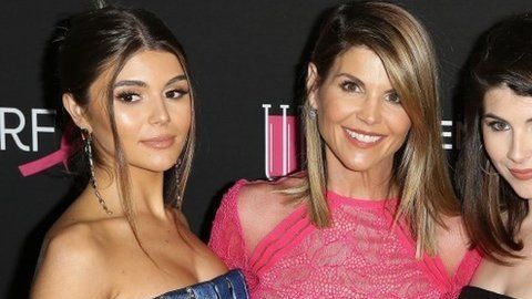 La actriz Lori Loughlin con sus hijas.