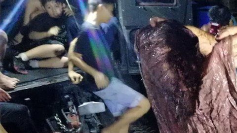 El animal tenía múltiples bolsas de plástico para las compras.