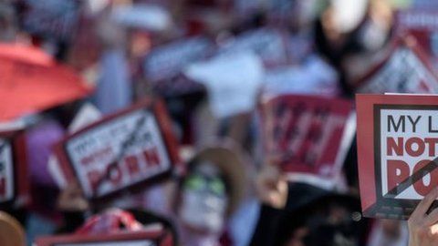 "Mi vida no es tu porno", protestan en Corea del Sur.