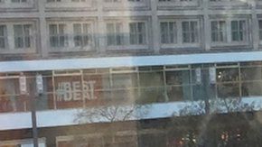 La policía tuvo que intervenir en la pelea masiva.