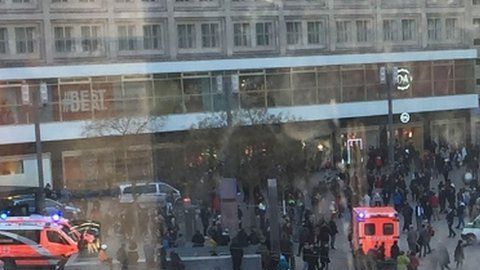 La policía tuvo que intervenir en la pelea masiva.