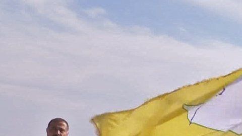 La televisión kurda mostró imágenes de uno de los edificios tomados.