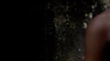 Una cinta que les apriete el pecho y de esa manera retrase la salida de sus senos es parte de la práctica.