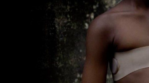 Una cinta que les apriete el pecho y de esa manera retrase la salida de sus senos es parte de la práctica.