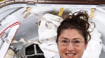 Christina Koch (izq) usará ahora el traje espacial usado por McClain.