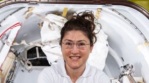 Christina Koch (izq) usará ahora el traje espacial usado por McClain.