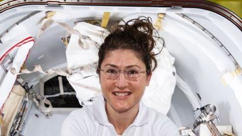 Christina Koch (izq) usará ahora el traje espacial usado por McClain.