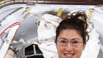 Christina Koch (izq) usará ahora el traje espacial usado por McClain.