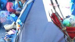 62 familias desplazadas por la violencia acampan en el Zócalo.