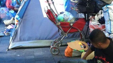 62 familias desplazadas por la violencia acampan en el Zócalo.