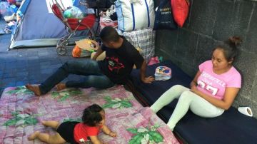 62 familias desplazadas por la violencia acampan en el Zócalo.