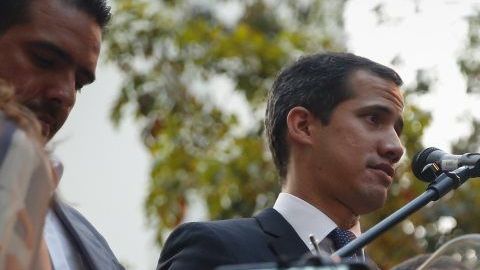 Guaidó tachó de "farsa" el anuncio del contralor.