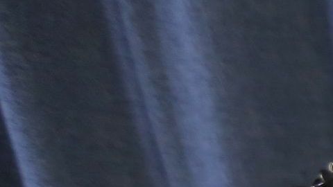 Una persona recibe una vacuna contra la influenza.