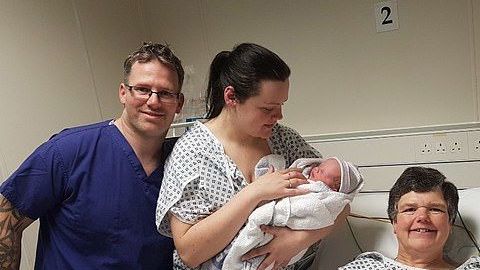 Una abuela da a luz a su nieto y lo volvería a hacer, dice.