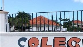 Colegio donde enseña un cura ex convicto por abuso a menores.