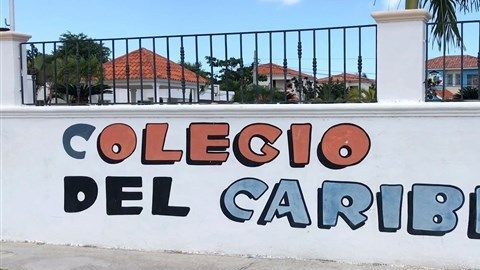 Colegio donde enseña un cura ex convicto por abuso a menores.