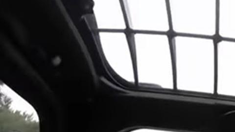 El hombre destruyó las viviendas con una máquina excavadora.