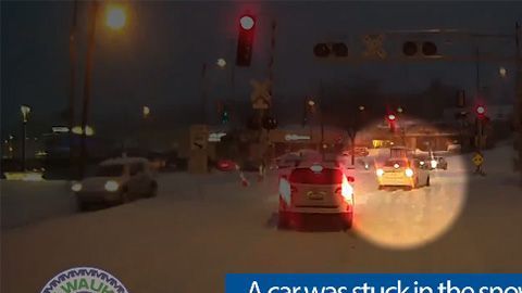 La nieve atrapó a un automóvil en las vías del tren.
