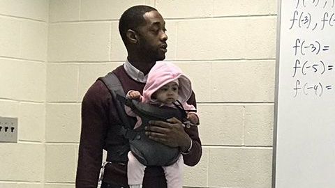 El maestro se ha hecho popular en las redes sociales por sujetar al bebé de sus alumno para dar la clase.