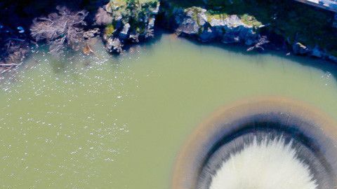 Desagüe de la represa Monticello.