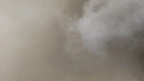 Pilas de colmillos de elefantes confiscados a cazadores furtivos arden en  Kenia.