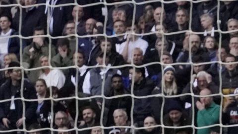 Aaron Ramsey del Arsenal FC celebra su gol al Tottenham Hotspur.
