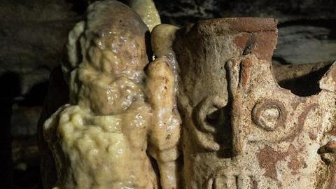 Cientos de objetos fueron hallados en una cueva en Chichén Itzá.