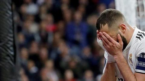 Karim Benzema se lamenta, tras la eliminación del Real Madrid de la Champions League