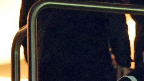 El jugador del Paris Saint Germain Neymar Jr. observa desde un palco la derrota de su equipo en Champions.