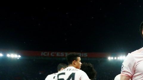 Jugadores del Manchester United celebran el pase de su equipo a cuartos de final de la Champions League.