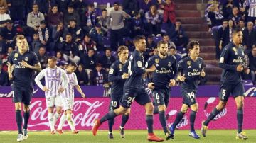 Los jugadores del Real Madrid festejan el triunfo ante el Real Valladolid.