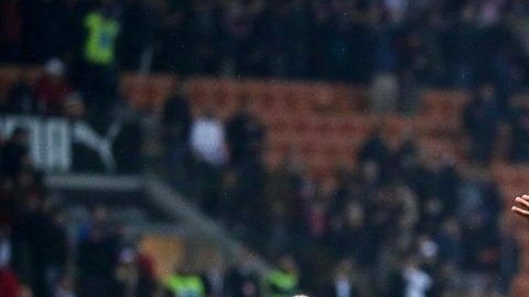 Los jugadores del Inter celebran el triunfo ante el Milan en el estadio Giuseppe Meazza.