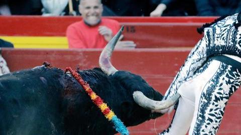 Enrique Ponce fue cornado durante la Feria de Fallas en Valencia
