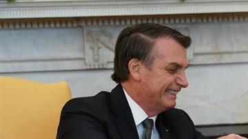 Jair Bolsonaro le obsequió a Donald Trump una playera de la selección de Brasil con el "10" que usaba Pelé