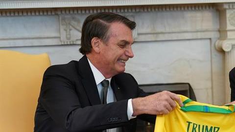 Jair Bolsonaro le obsequió a Donald Trump una playera de la selección de Brasil con el "10" que usaba Pelé