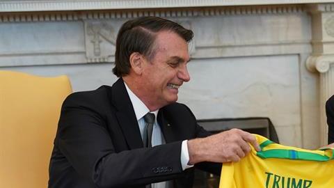 Jair Bolsonaro le obsequió a Donald Trump una playera de la selección de Brasil con el "10" que usaba Pelé