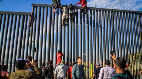 Días antes, decenas de inmgrantes lograron cruzar la valla con Estados Unidos.