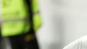 El portugués Cristiano Ronaldo es atendido durante un partido ante Serbia.